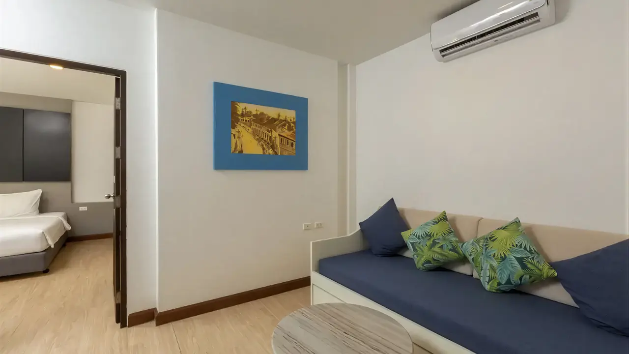 Nowoczesny pokój z sofą w Nai Yang Beach Resort