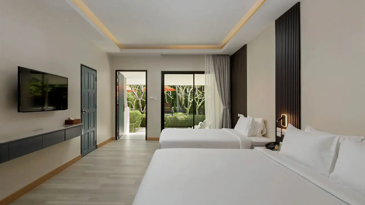 Nowoczesny pokój z łóżkami w Nai Yang Beach Resort