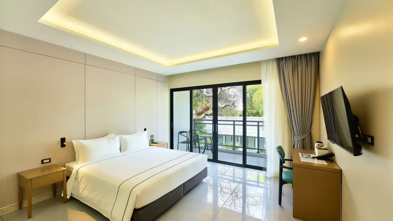 Nowoczesna sypialnia w Nai Yang Beach Resort z widokiem na balkon