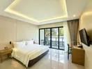 Nowoczesna sypialnia w Nai Yang Beach Resort z widokiem na balkon
