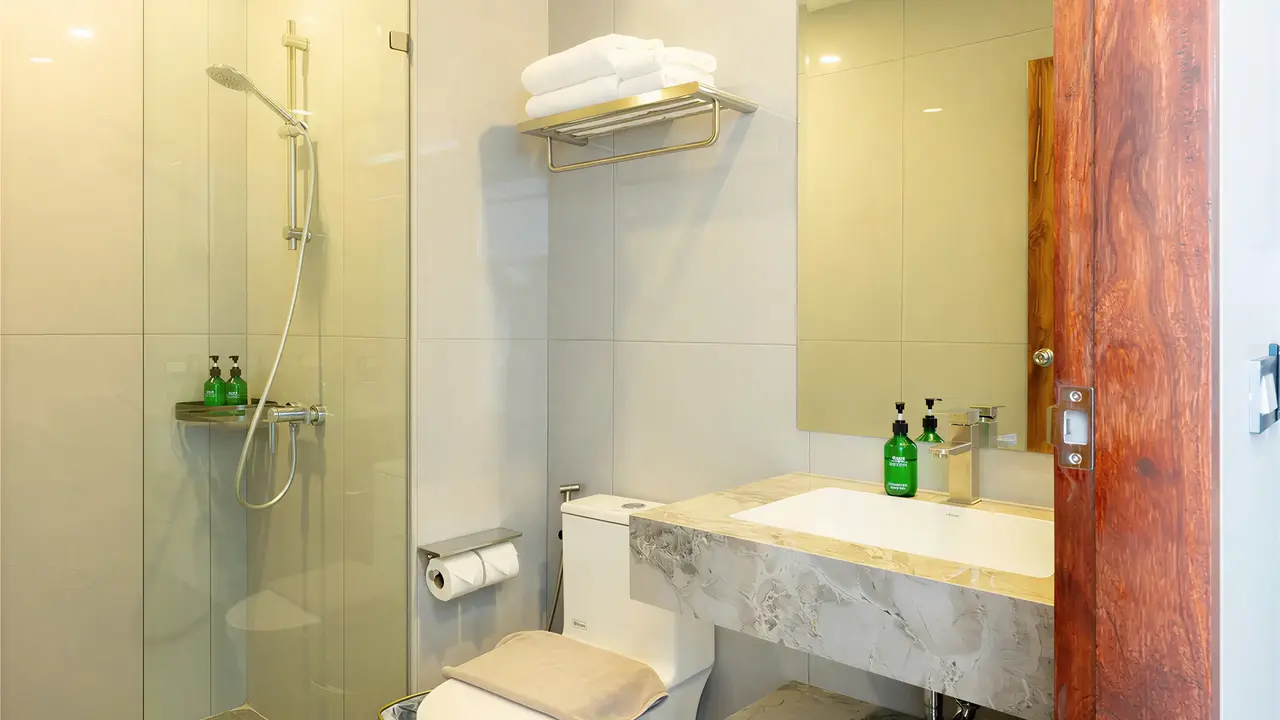 Nowoczesna łazienka w obiekcie Nai Yang Beach Resort