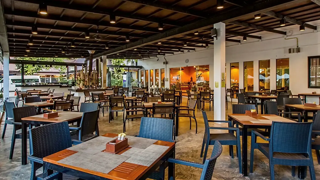 Restauracja w Nai Yang Beach Resort z zestawami stolików i krzeseł
