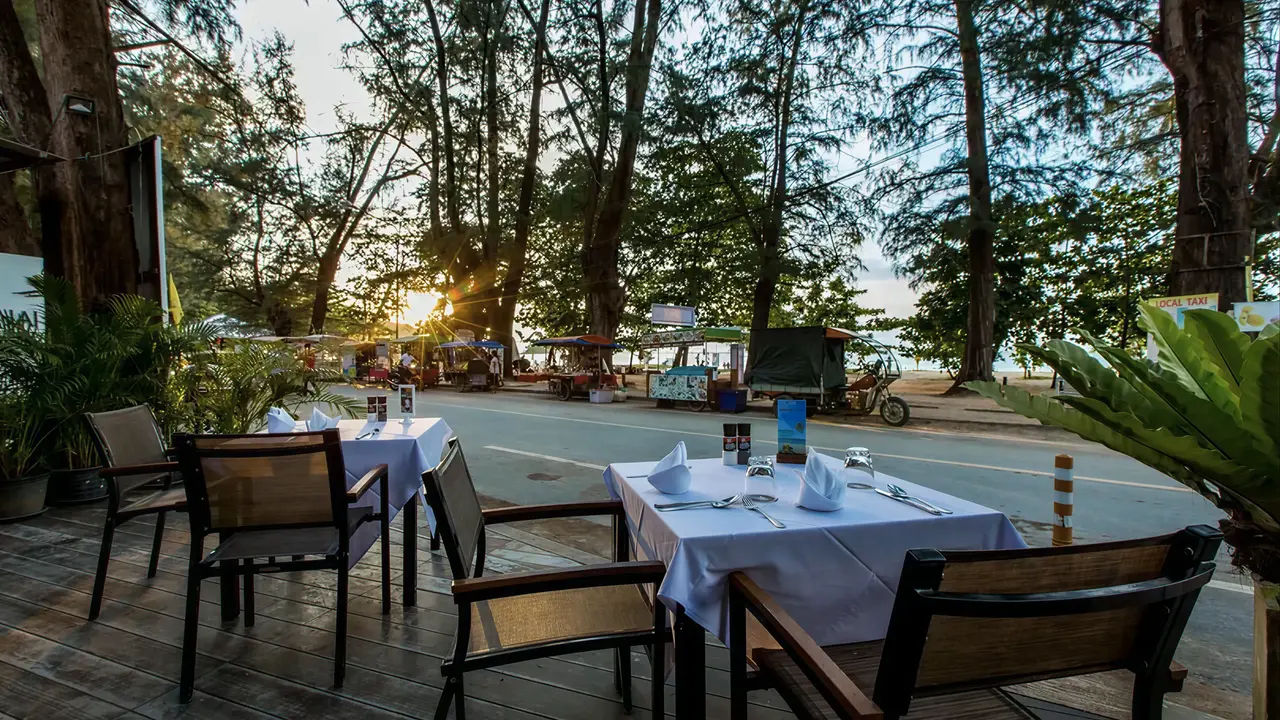 Stolik restauracyjny na tarasie w Nai Yang Beach Resort