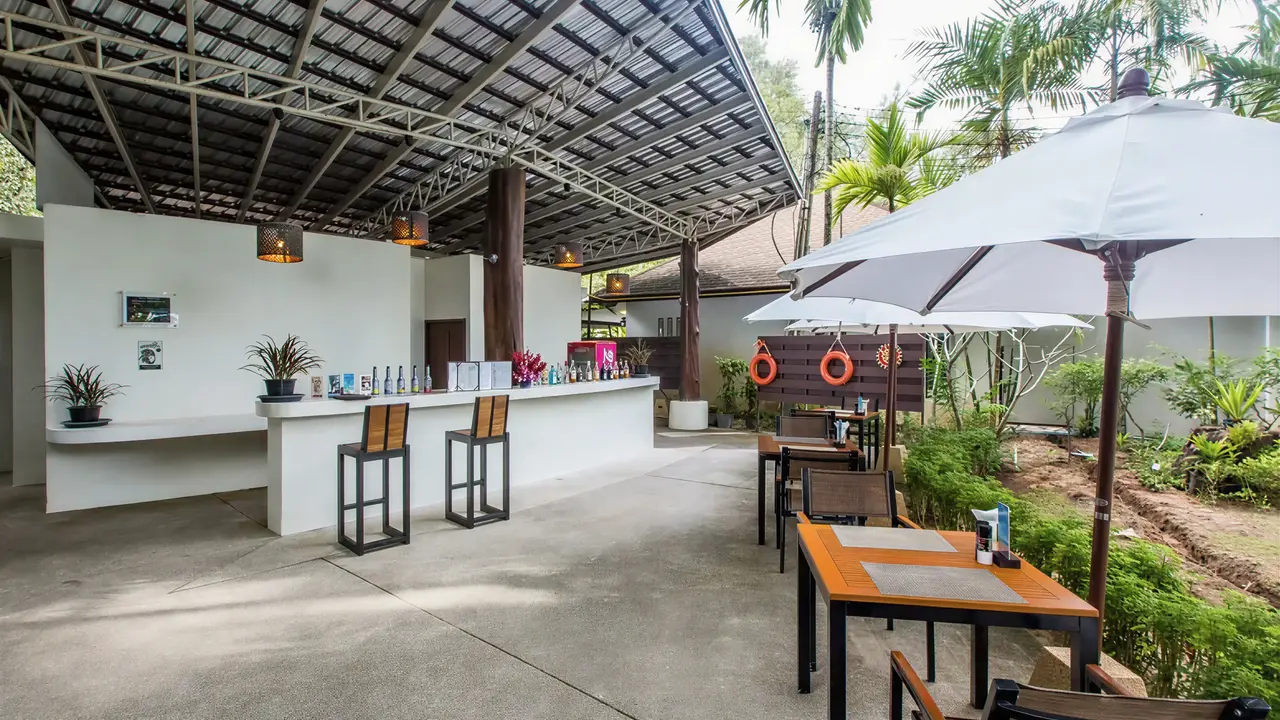 Bar zewnętrzny w obiekcie Nai Yang Beach Resort
