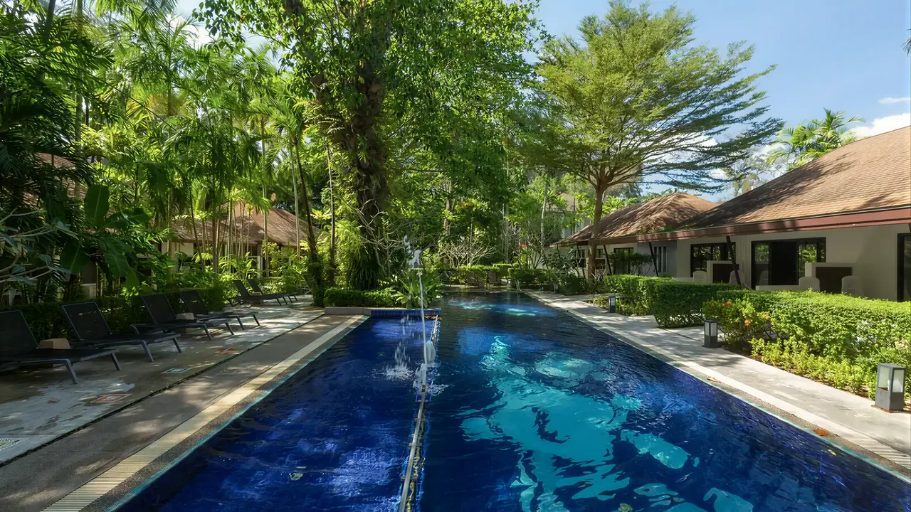 Basen w otoczeniu zieleni w Nai Yang Beach Resort