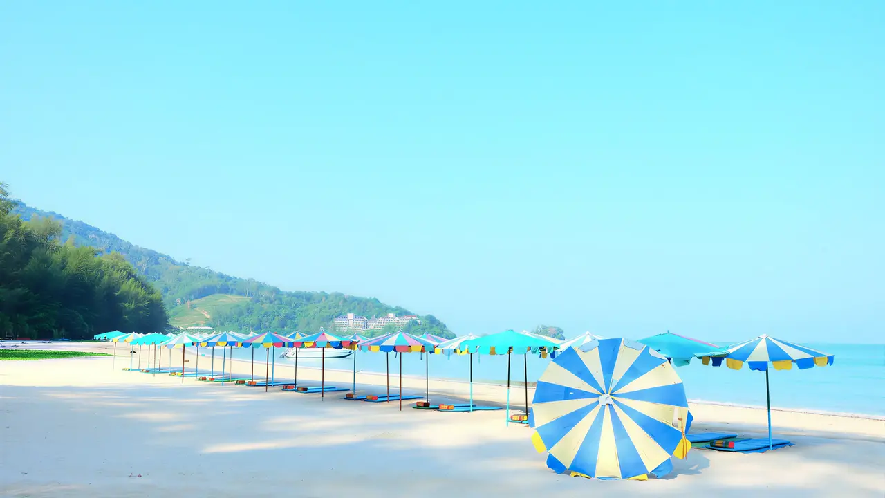 Plaża z parasolami w Nai Yang Beach Resort