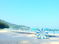 Plaża z parasolami w Nai Yang Beach Resort