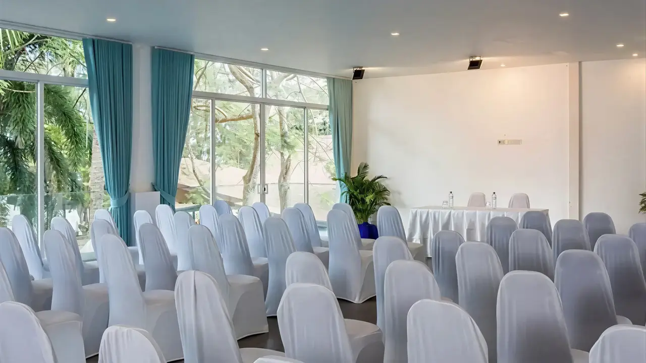 Sala konferencyjna w Nai Yang Beach Resort z białymi krzesłami