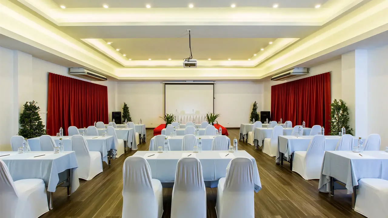 Sala konferencyjna w Nai Yang Beach Resort z białymi stołami