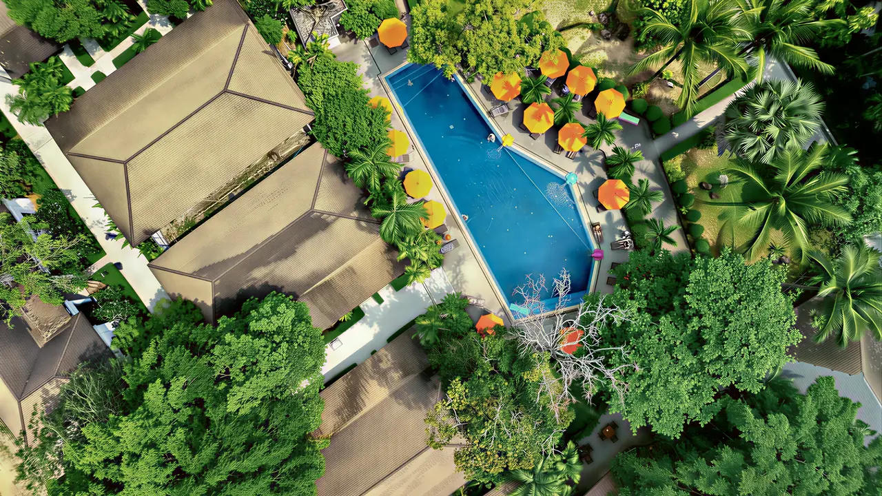 Widok z góry na kompleks Nai Yang Beach Resort z basenem