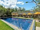 Basen z leżakami i parasolami w Nai Yang Beach Resort