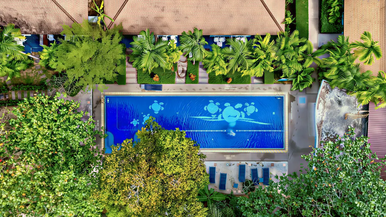 Basen w otoczeniu zieleni w Nai Yang Beach Resort