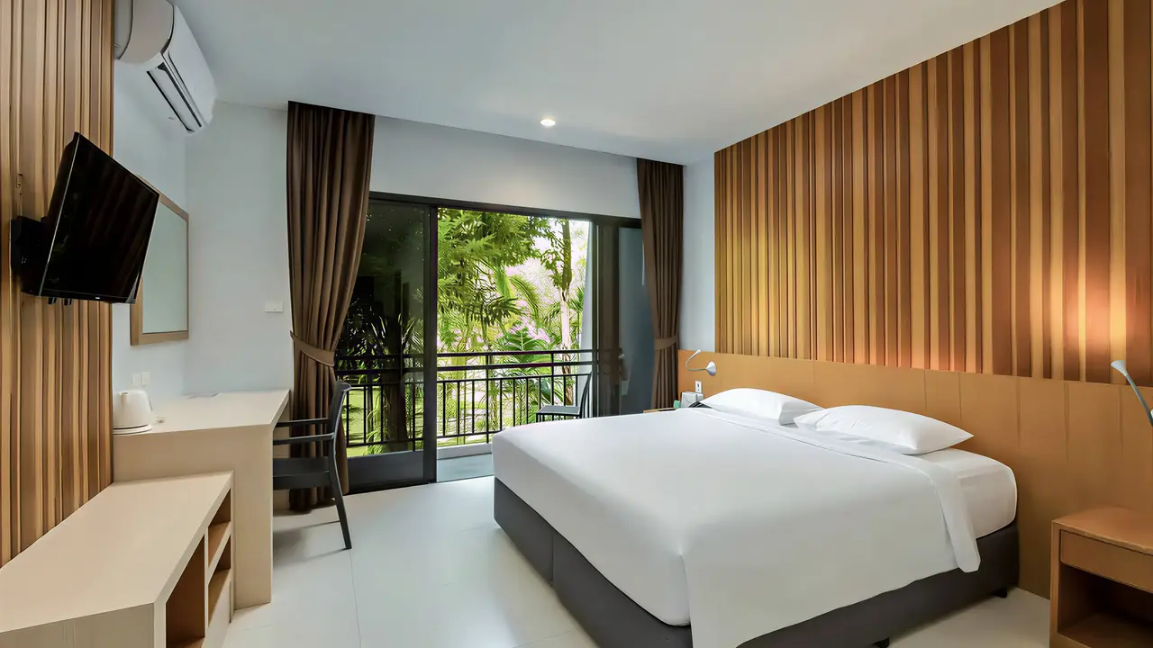 Sypialnia z dużym łóżkiem w Nai Yang Beach Resort