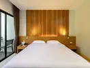 Nowoczesna sypialnia z dużym łóżkiem w Nai Yang Beach Resort