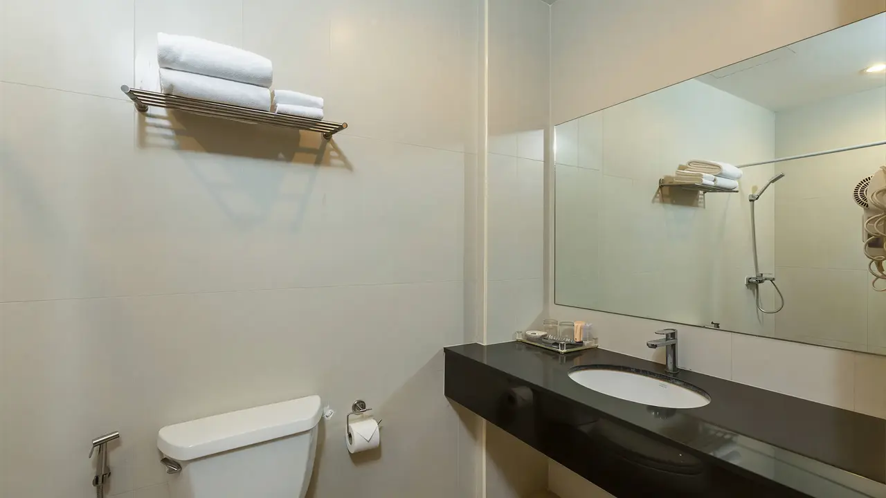 Łazienka w Nai Yang Beach Resort z toaletą i umywalką