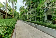 Ścieżka i budynki w hotelu Nai Yang Beach Resort