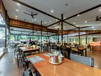 Restauracja w Nai Yang Beach Resort z drewnianymi stołami