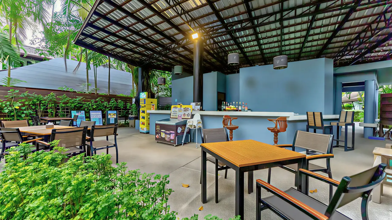 Bar z wysokimi stołkami w Nai Yang Beach Resort