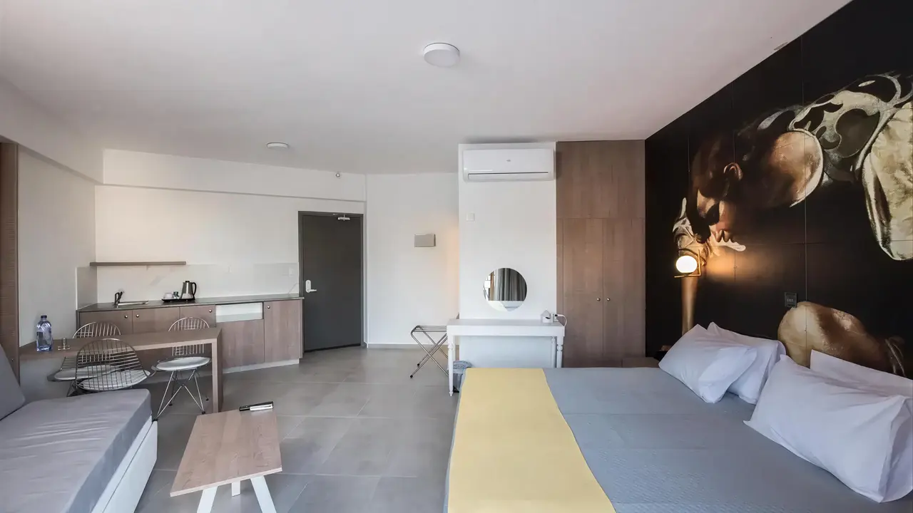 Nowoczesny pokój z łóżkiem w Narcissos Waterpark Resort