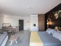 Nowoczesny pokój z łóżkiem w Narcissos Waterpark Resort