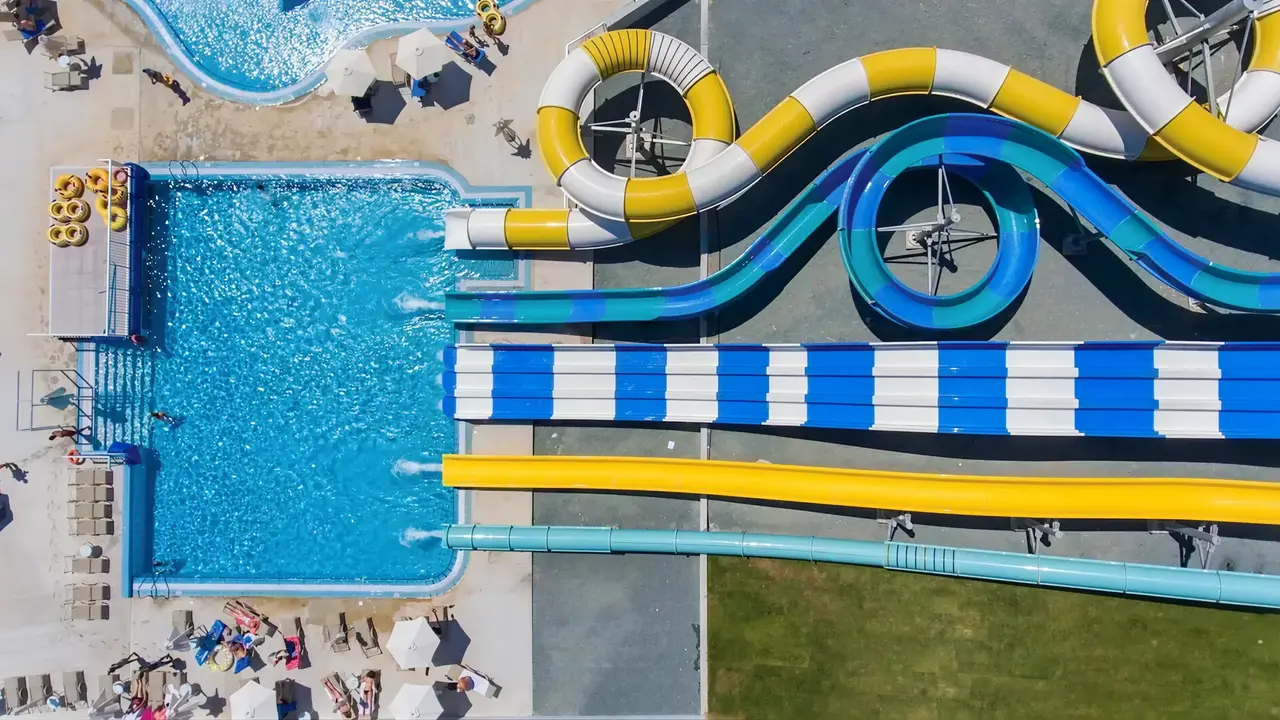 Zjeżdżalnie wodne w Narcissos Waterpark Resort