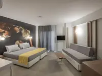 Nowoczesny pokój z łóżkiem w Narcissos Waterpark Resort