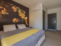 Sypialnia w Narcissos Waterpark Resort z dużym łóżkiem
