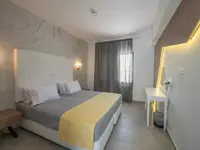 Sypialnia z dużym łóżkiem w Narcissos Waterpark Resort