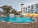 Basen z leżakami w hotelu Narcissos Waterpark Resort