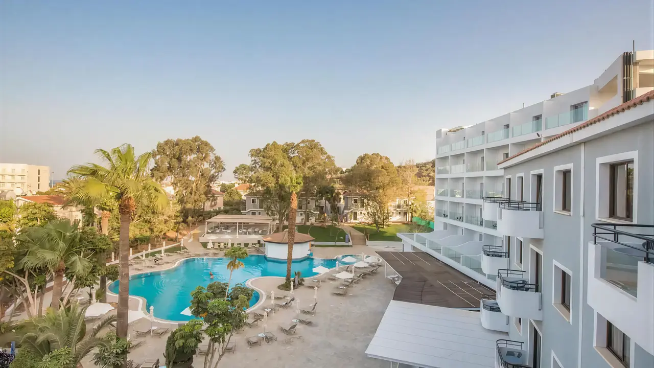 Widok na kompleks i basen w Narcissos Waterpark Resort