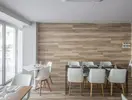 Jadalnia w hotelu Narcissos Waterpark Resort z białymi krzesłami