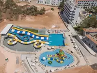 Zjeżdżalnie wodne i baseny w Narcissos Waterpark Resort