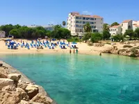 Plaża z leżakami przy hotelu Narcissos Waterpark Resort