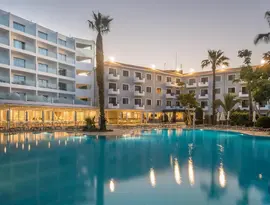 Basen w hotelu Narcissos Waterpark Resort o zmierzchu