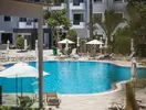 Basen z leżakami i parasolami w Narcissos Waterpark Resort