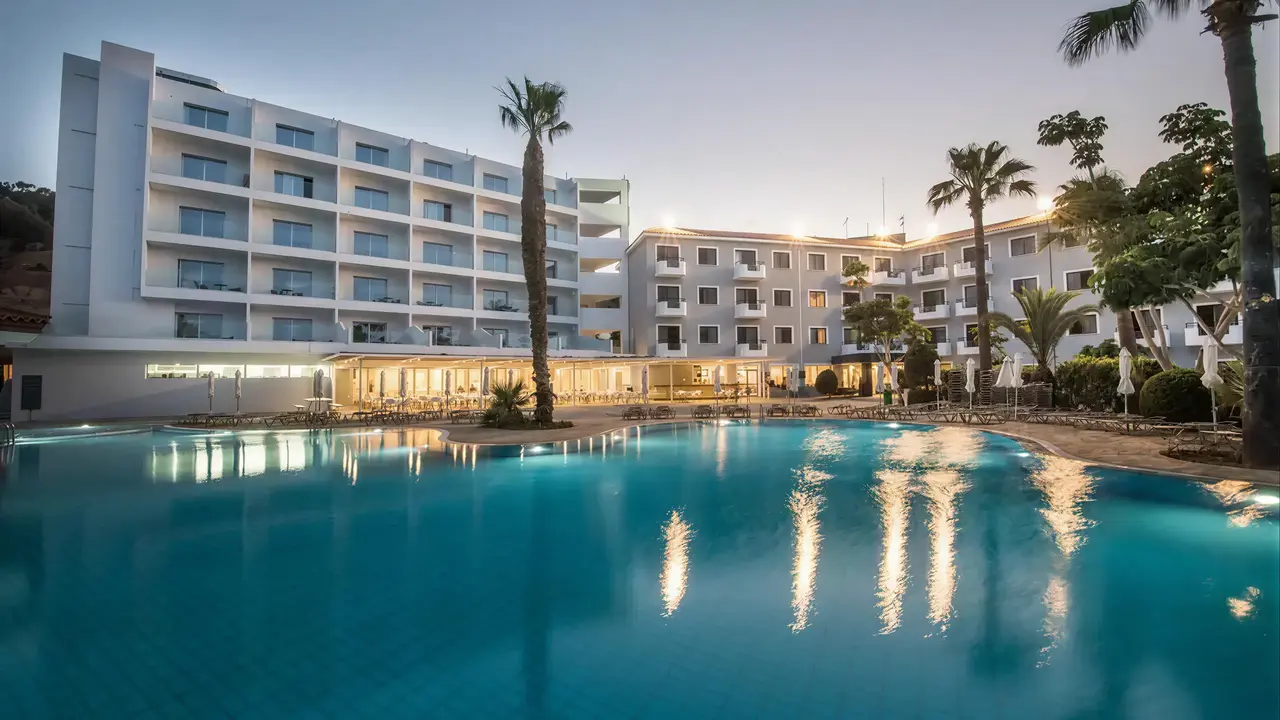 Widok na budynki i basen w Narcissos Waterpark Resort