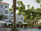 Basen i leżaki w hotelu Narcissos Waterpark Resort