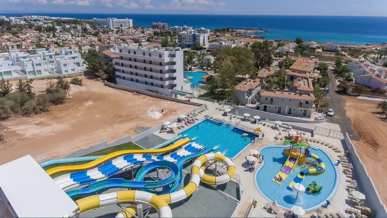 Zjeżdżalnie wodne w Narcissos Waterpark Resort