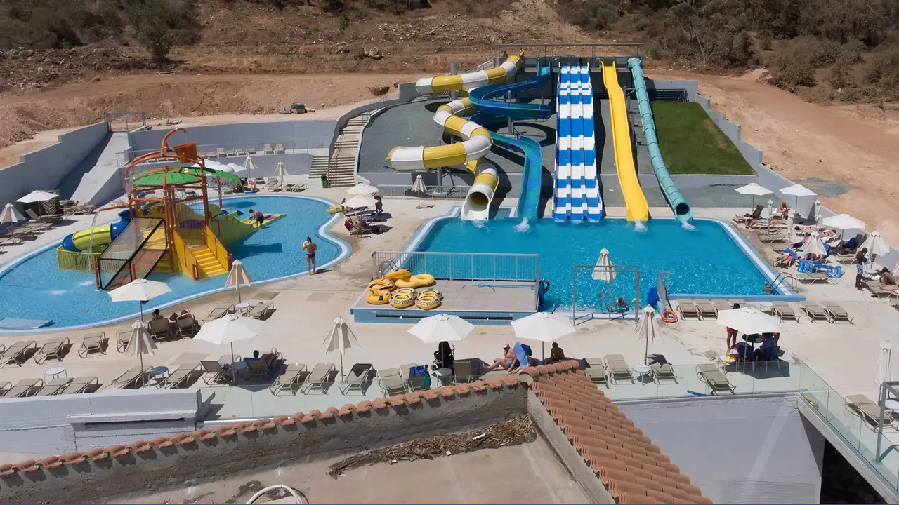 Zjeżdżalnie wodne i baseny w Narcissos Waterpark Resort