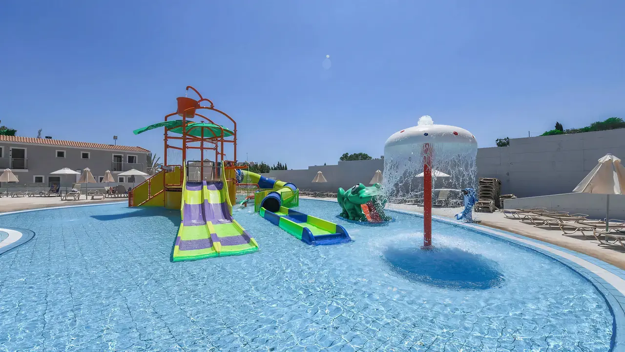 Wodny plac zabaw w Narcissos Waterpark Resort ze zjeżdżalniami