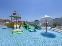 Wodny plac zabaw w Narcissos Waterpark Resort ze zjeżdżalniami