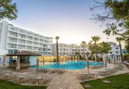 Widok na budynki i basen w Narcissos Waterpark Resort