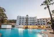 Widok na budynek i basen w Narcissos Waterpark Resort