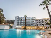 Widok na budynek i basen w Narcissos Waterpark Resort