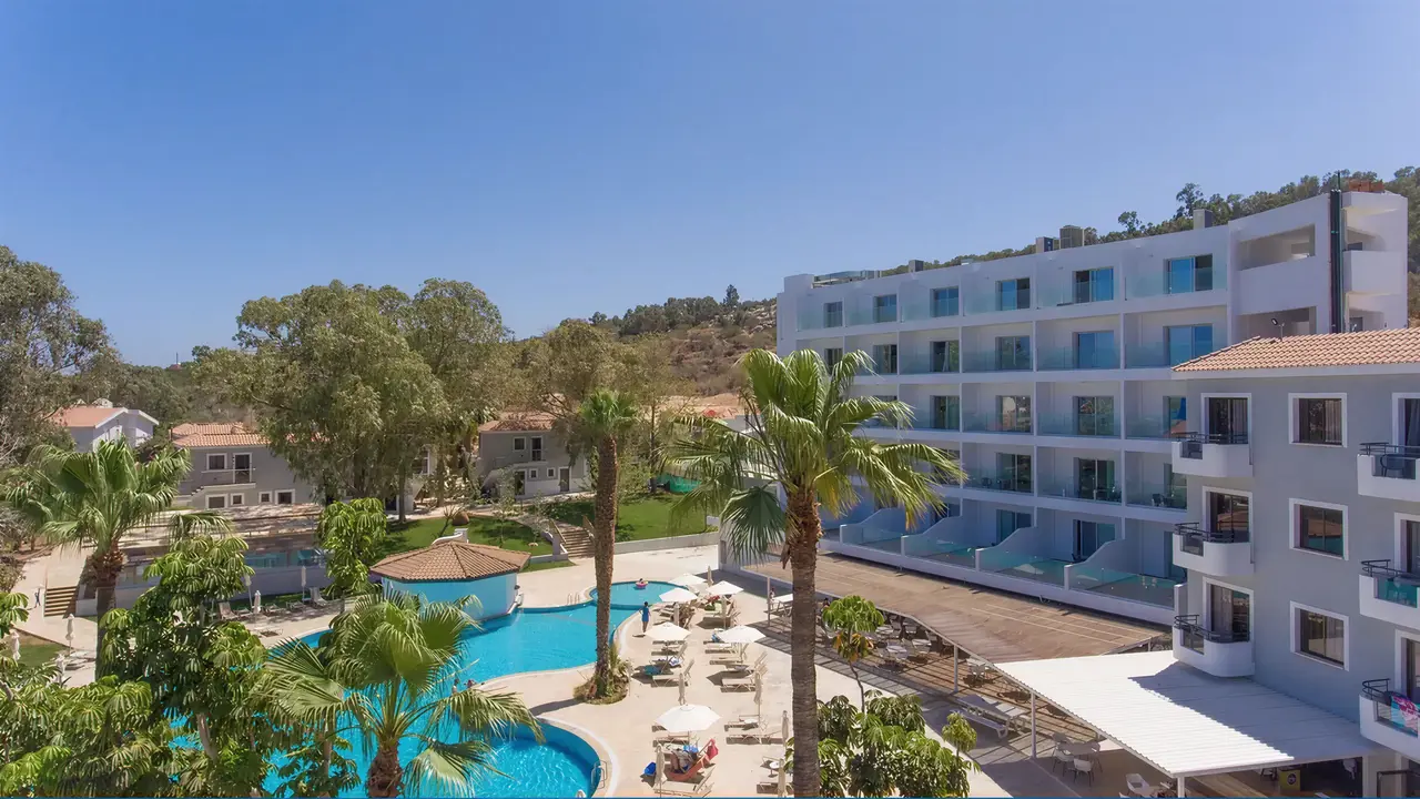 Widok na budynki i basen w Narcissos Waterpark Resort