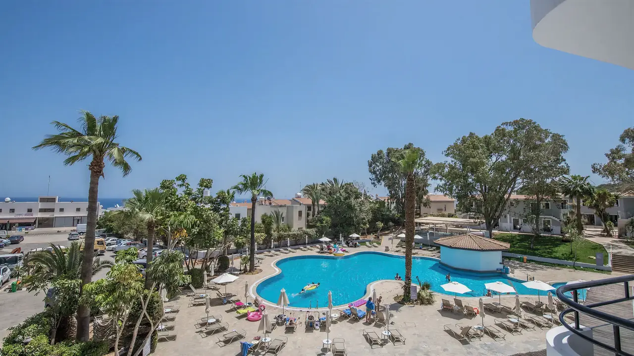 Widok na baseny i budynki w Narcissos Waterpark Resort