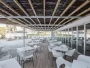Stolik i krzesła w restauracji Narcissos Waterpark Resort