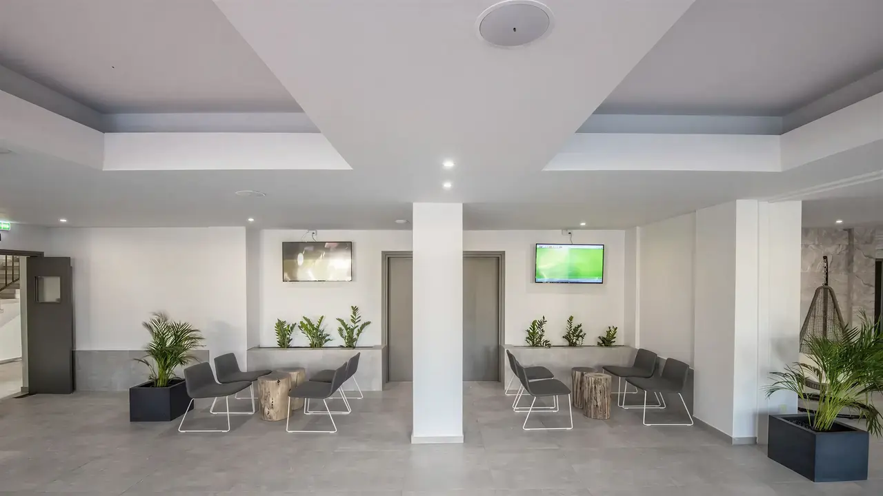 Wnętrze nowoczesnego lobby w Narcissos Waterpark Resort