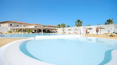 Basen przy hotelu Oasis Atlantico Belorizonte