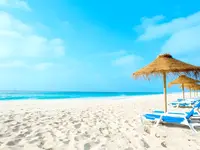 Leżaki na plaży przy Oasis Atlantico Belorizonte
